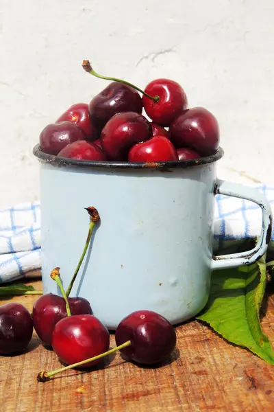 Cherry v rezavé staré hrnek — Stock fotografie
