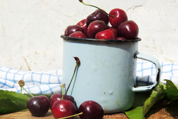 Cherry v rezavé staré hrnek — Stock fotografie