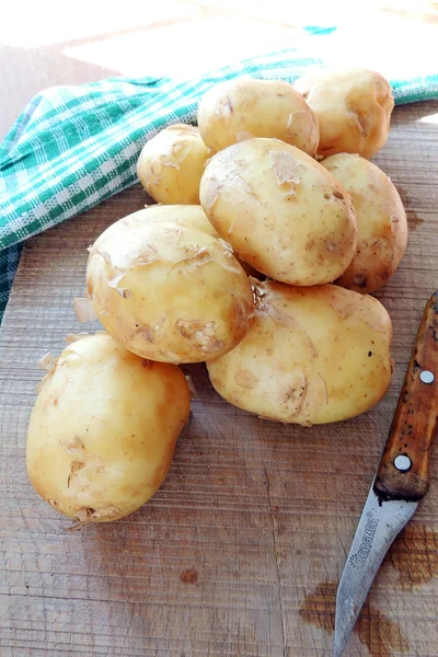 Сира нова картопля і ніж — стокове фото
