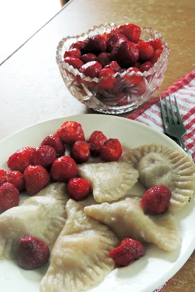 Dumplings with strawberries — Stock Photo, Image