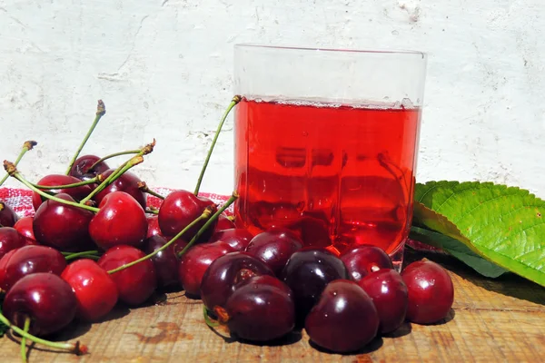 Saft und Kirschen — Stockfoto