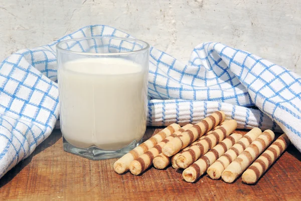 Rotoli di latte e waffle su tavola di legno — Foto Stock