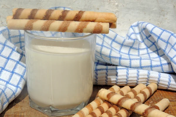 Rotoli di latte e waffle su tavola di legno — Foto Stock