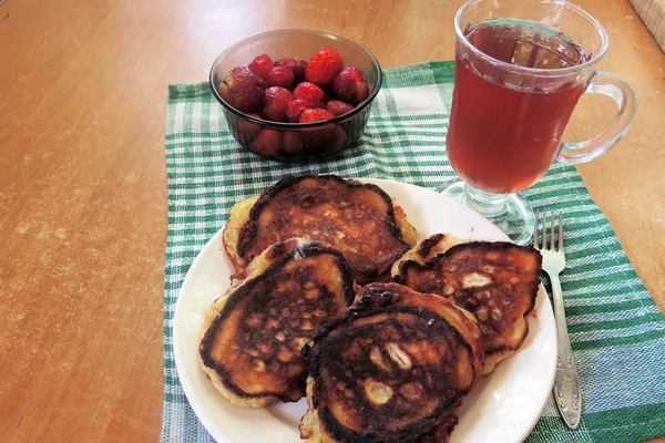 Pancakes with strawberries and juice — Stock Photo, Image