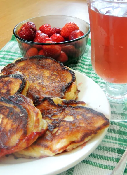 Frittelle con fragole e succo — Foto Stock