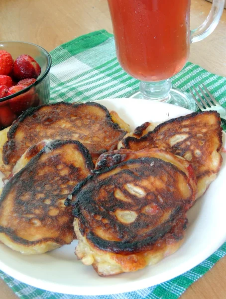 Panqueques con fresas y jugo — Foto de Stock