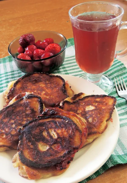 Panqueques con fresas y jugo — Foto de Stock