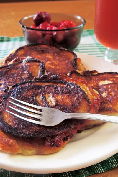 Panqueques con fresas y jugo — Foto de Stock