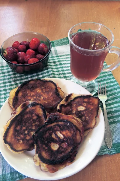 Pancake dengan stroberi dan jus — Stok Foto