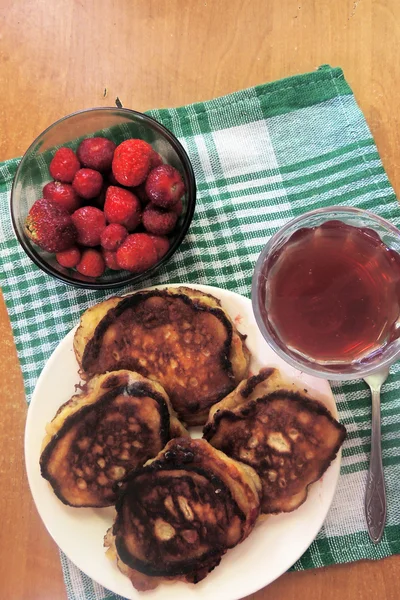 Pancake dengan stroberi dan jus — Stok Foto