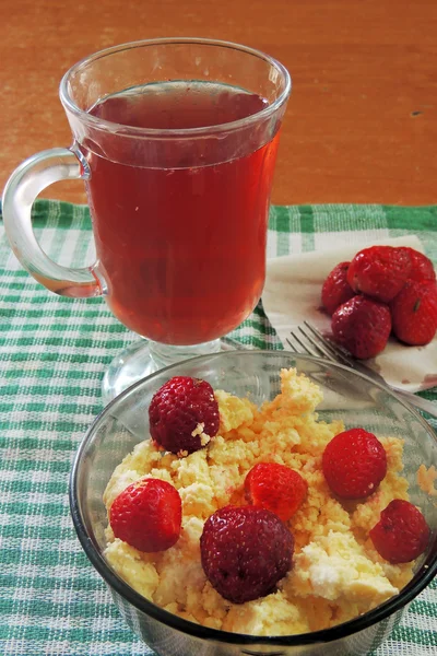 Queso de cabaña con fresas —  Fotos de Stock