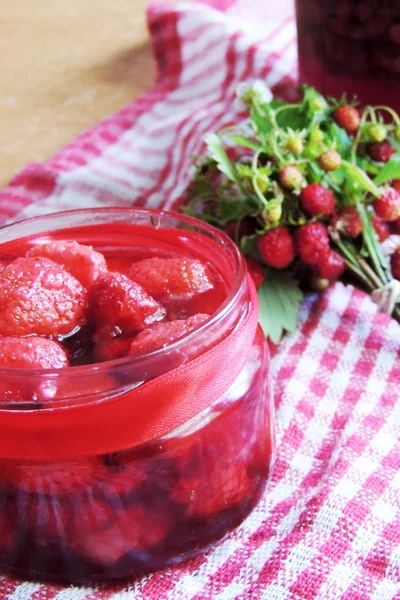 Marmelade mit Erdbeeren — Stockfoto