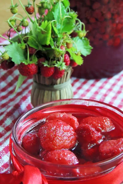 Marmelade mit Erdbeeren — Stockfoto