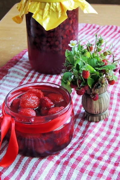 Jam with strawberries — Stock Photo, Image