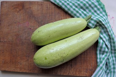 ahşap tahta üzerinde taze kabak