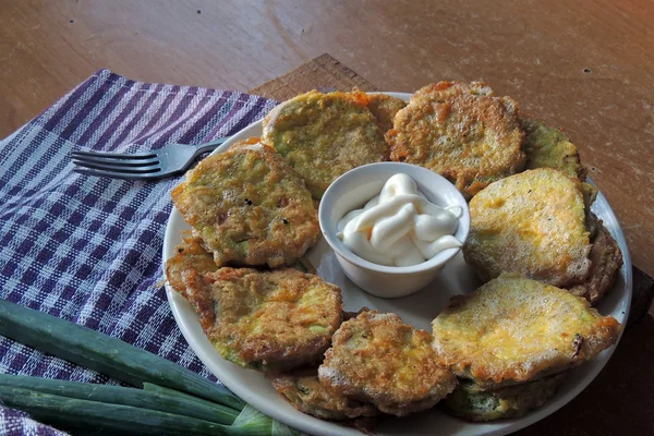 Zucchine fritte e salsa — Foto Stock