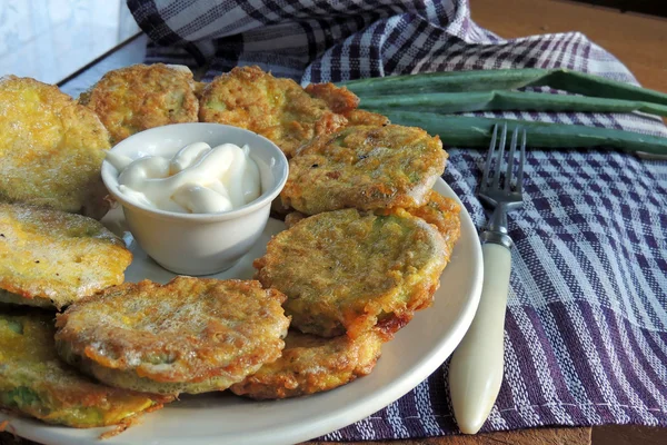 Zucchine fritte e salsa — Foto Stock