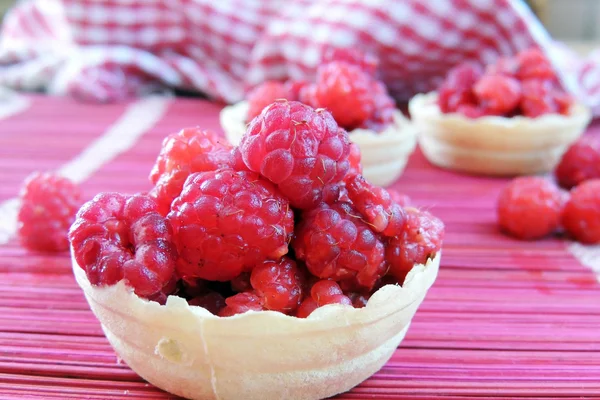 Framboesa em uma cesta de waffle — Fotografia de Stock