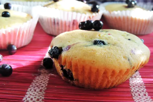 Muffin ai mirtilli con zucchero a velo e bacche fresche — Foto Stock