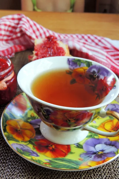 Tee mit Himbeermarmelade — Stockfoto