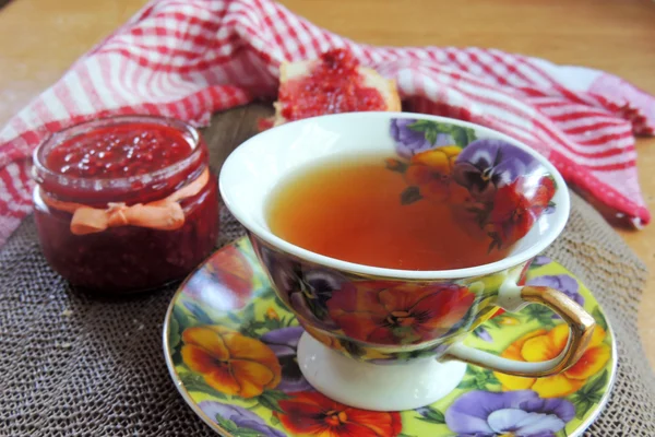 Чай с малиновым джемом — стоковое фото