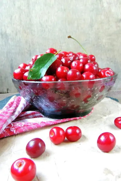 Cerezas en placa — Foto de Stock