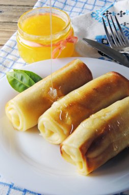 süzme peynir ve bal ile Pancakes