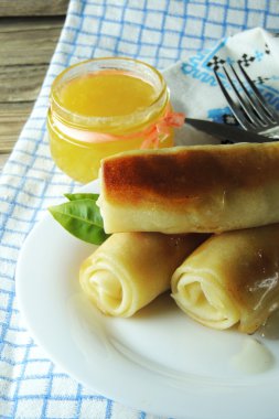 süzme peynir ve bal ile Pancakes