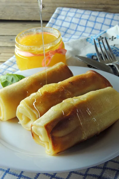 Panquecas com queijo cottage e mel — Fotografia de Stock
