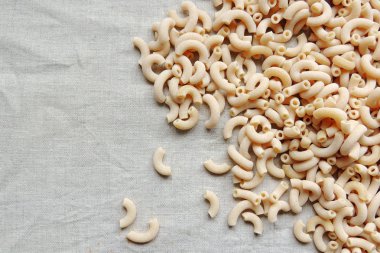 Makarna gri bir arka plan üzerine