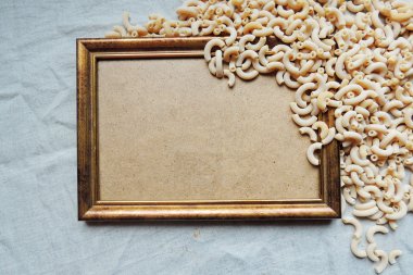 Fotoğraf çerçevesi ve makarna