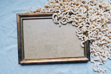 Fotoğraf çerçevesi ve makarna