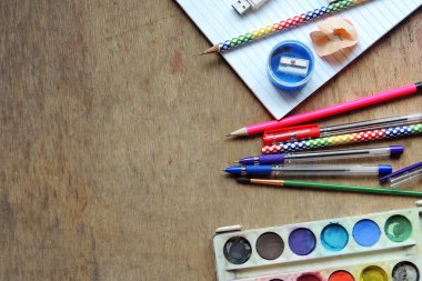 Tahta üzerine okul malzemeleri dizaynınız için hazır. 