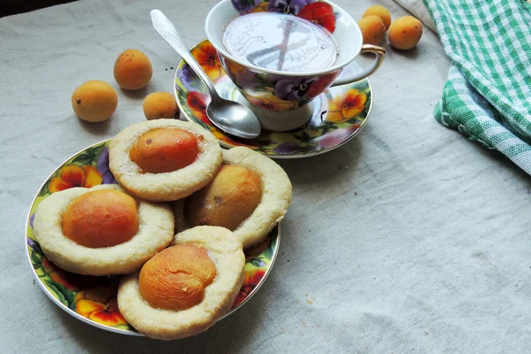 Чай и печенье с абрикосом — стоковое фото