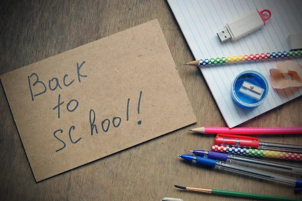 Fournitures scolaires sur fond de tableau noir prêt pour votre conception — Photo