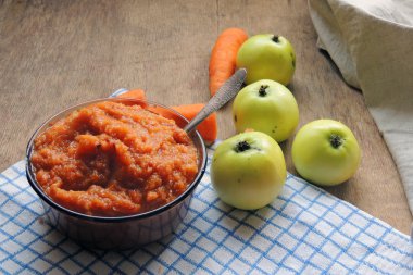 Elma ve havuç püresi