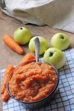 Elma ve havuç püresi