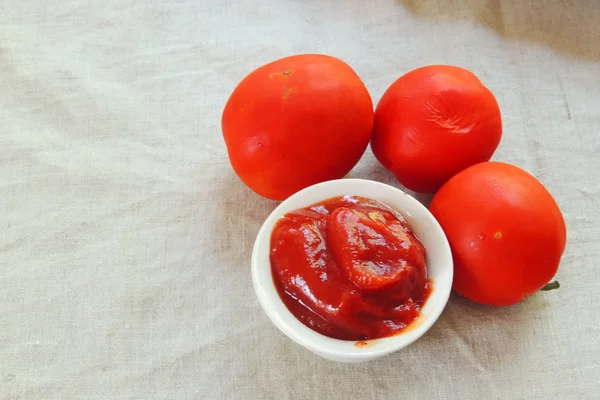 Tomaten und Tomatenmark — Stockfoto