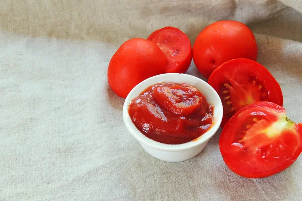 Tomaten und Tomatenmark — Stockfoto