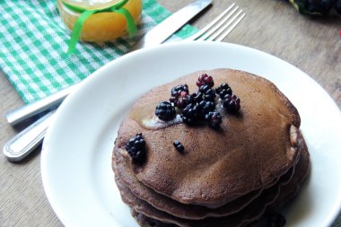 Çikolata Amerikan krep ve çilek