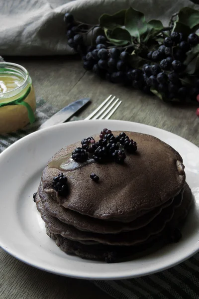 Chocolate American pancake dan berry — Stok Foto
