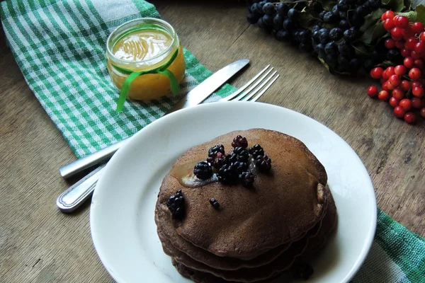 Chocolate American pancakes and berries — Stock Photo, Image