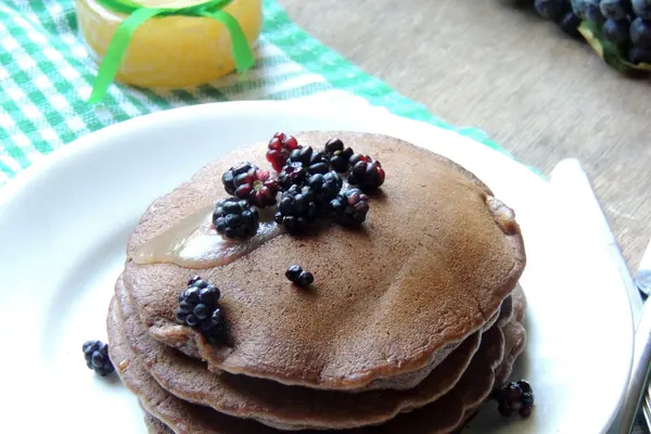 Chocolate American pancake dan berry — Stok Foto