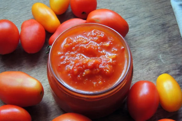 The chutney and the tomatoes — Stock Photo, Image