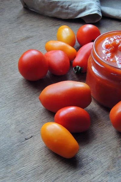 The chutney and the tomatoes — Stock Photo, Image