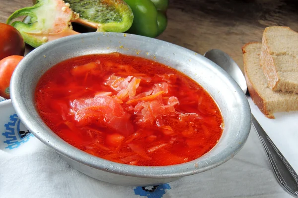 Sopa nacional de verduras ucraniana y rusa - sopa de remolacha roja en la olla — Foto de Stock