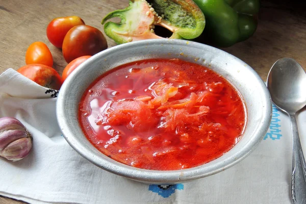 Ukrainische und russische Nationalgemüsesuppe - roter Borschtsch im Topf — Stockfoto