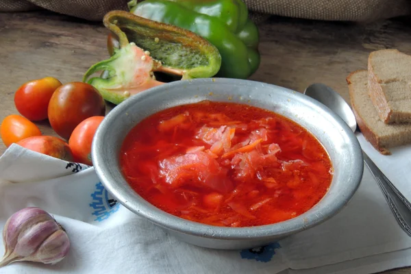 Sopa nacional de verduras ucraniana y rusa - sopa de remolacha roja en la olla — Foto de Stock