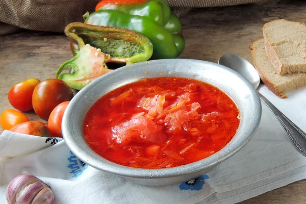 Sopa nacional de verduras ucraniana y rusa - sopa de remolacha roja en la olla — Foto de Stock