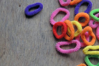 Saç örgü için renkli lastik bantlar